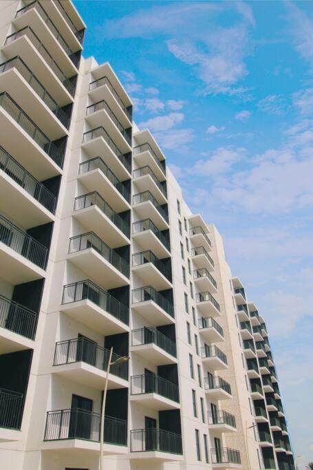 Classy 1br High Floor By Amenities & F1 *